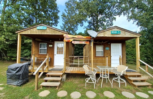 Reed Lake Fishing Cabins , Bryant AL 25 minutes from downtown Chattanooga, TN