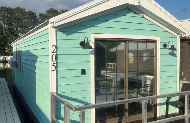 " Reel Cozy " Floating Cabin in Guntersville Alabama.