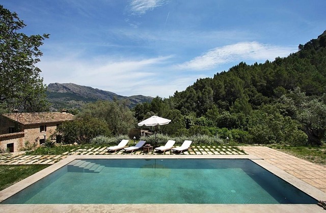 Refurbished Country House, Private Spring Water Pool, Quiet Rural Area, Stunning Mountain Backdrop!