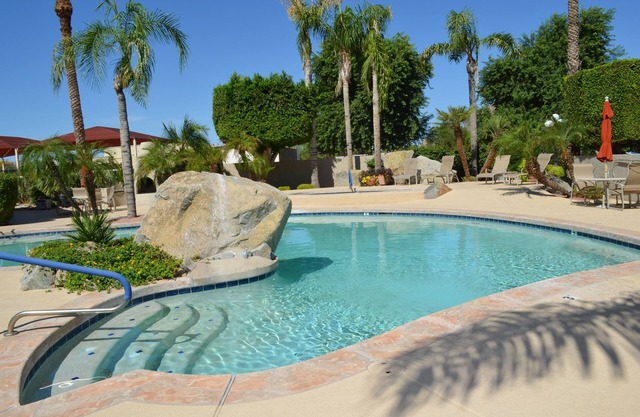 Regency Luxury Condo, heated pool & hot tub in Gated Community walk to Old Town