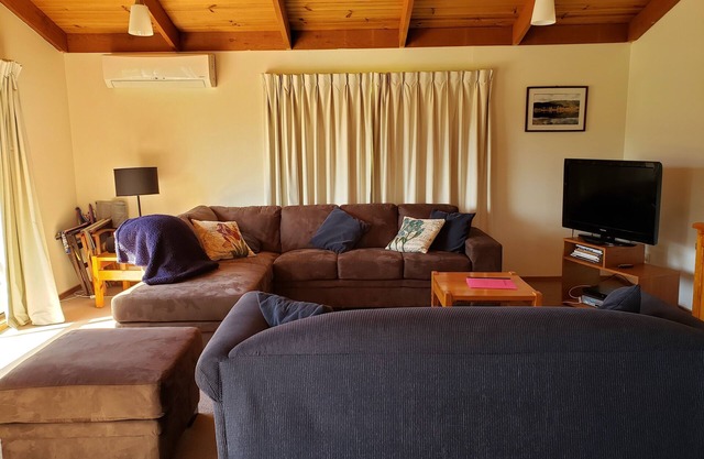 Relax and escape in the treetops. Bubbles and chocolate on arrival. Cosy,comfort