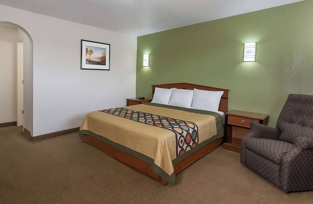 Relax and Recharge in Knights Inn Franklin Ave Waco! Free Parking, Pets Allowed