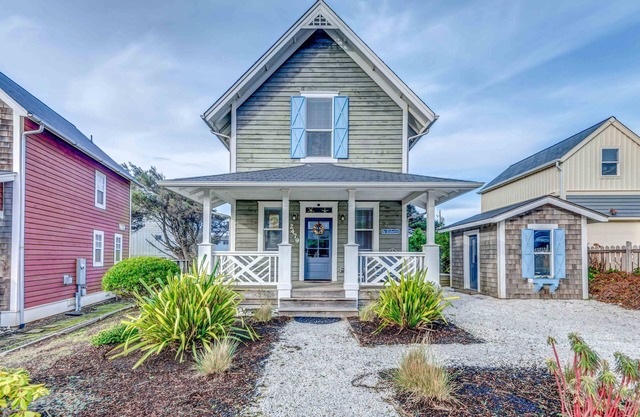 Relax and Refresh, Seconds From Beach, Bedrooms w/En-Suite Bathrooms, Community Pool, Fire-Pit, BBQ