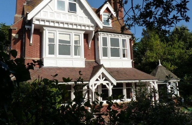 Relax and unwind in a Grand Victorian Villa for 4 in upmarket Meads close beach