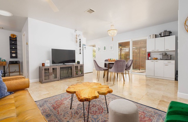 Relax at the Chiquita Casita: Hot Tub, Modern Decor, Covered Patio & BBQ