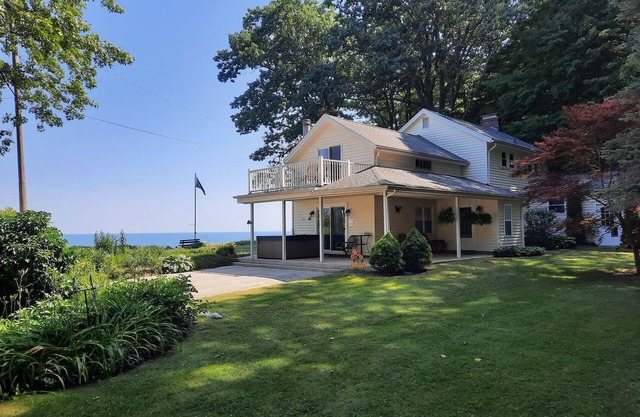 Relax at The Cliffside Getaway!