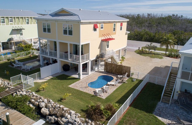 RELAX AWAY- NEW 4BDRM W/40FT DOCK & PRIVATE POOL
