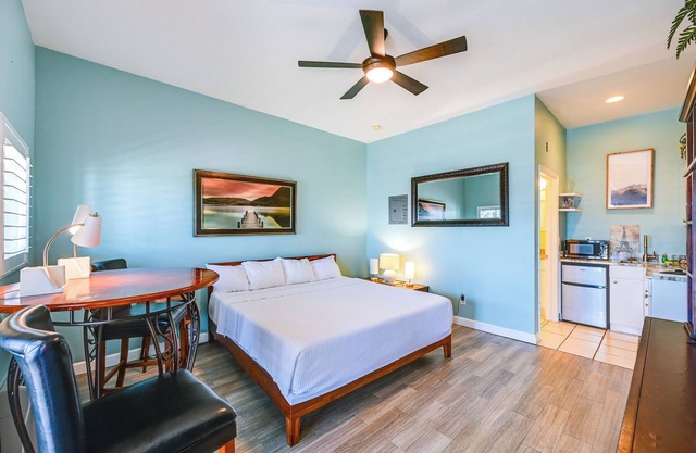 Relax By Pool, Stay Near Parks: Naples Studio