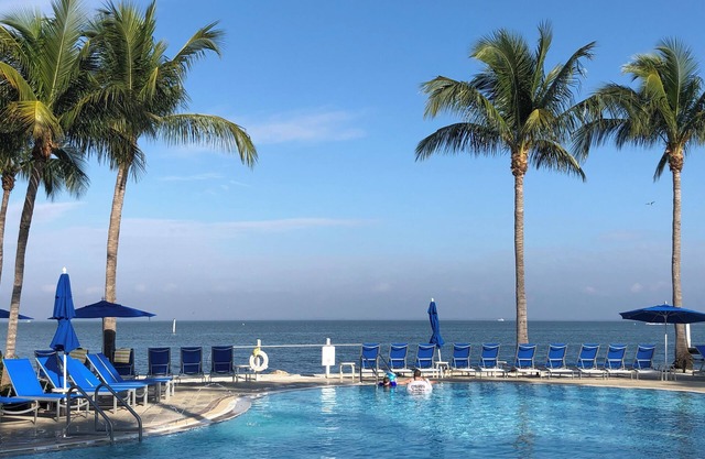 Relax in 2 One Bedroom Villas w/Shell Island Adventures & Ocean Breezes