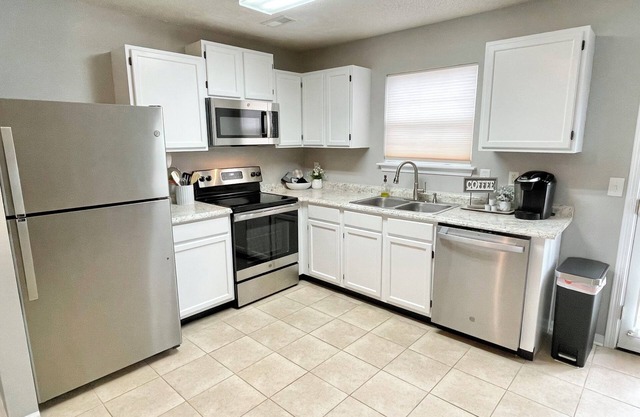 Relax in a spacious 4-bedroom 9 retreat near Busch Gardens and the interstate