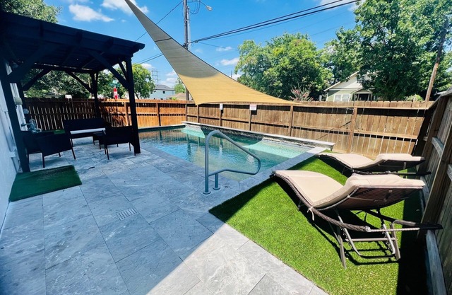 Relax in HTX POOL,15ppl, 4br, 4b. Located in the Heart of Houston