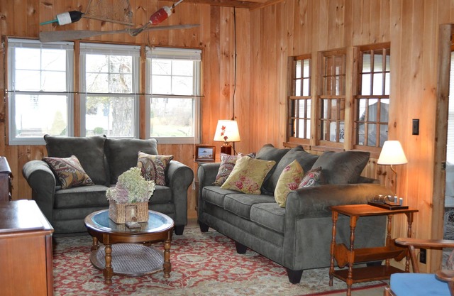 Relax in this comfy Log Cabin after your short walk back from the beach