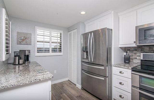Relax in updated Condo in near Paradise