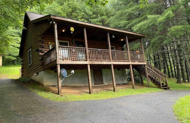 Relax @ Mt. Melody Log Cabin. Brand New Hot Tub and Masterbath. by Trout Stream