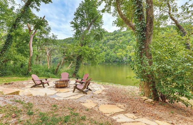 Relax on the River: Modern Mountain View Escape!