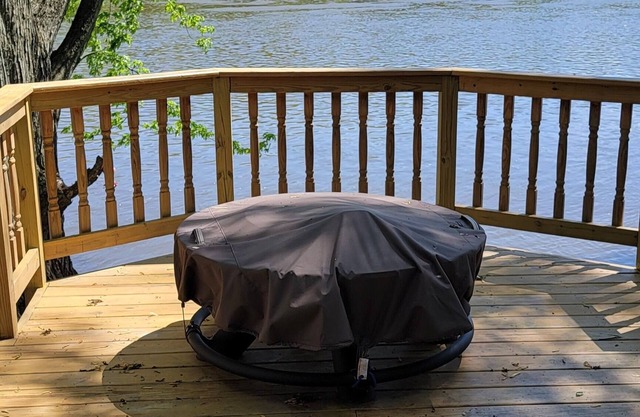 Relax on the Rock River in fall, book our cozy 1-bedroom cabin!