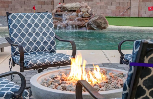 Relax & Play:Retreat w/Pool Mini Golf Hot Tub BBQ Fire Pit Games EV/RV Ready