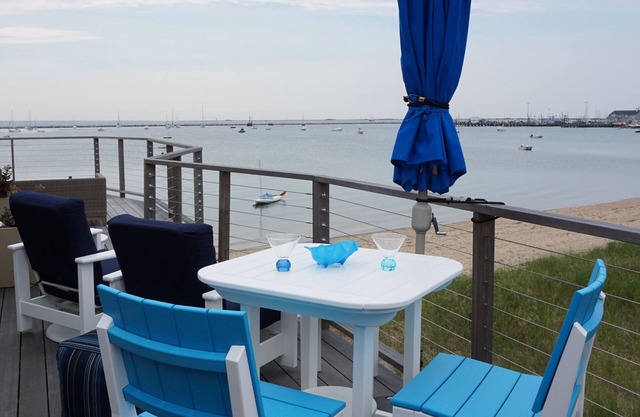 RELAX, REFRESH-ON THE BEACH!