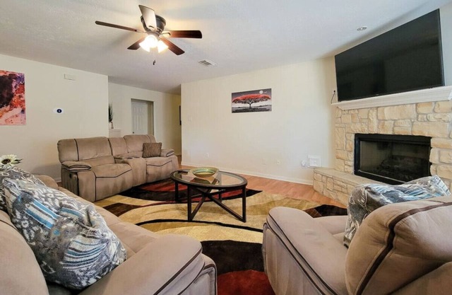 Relax & Unwind: Cozy Fall Home w/Fast Wi-Fi