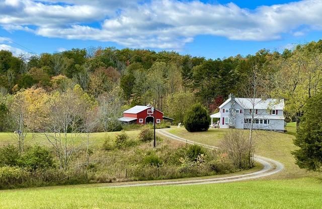 Relax & Unwind in Mountain View Farmhouse, minutes from Hanging Rock State Park