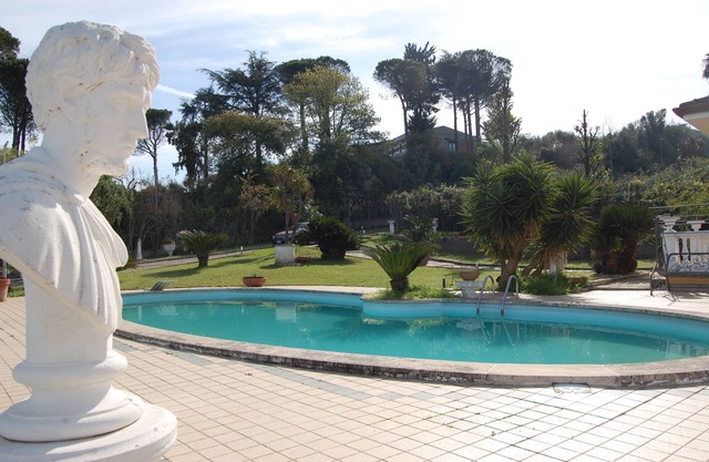 Relaxation at the Gates of Rome, with swimming pool