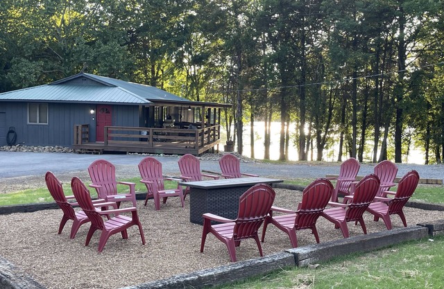 Relaxing 2 Bedroom with peaceful waterfront view