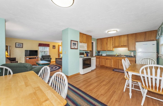 relaxing 4-bedroom lodge with WiFi and AC in Saint Germain firepit, grill & YOGA