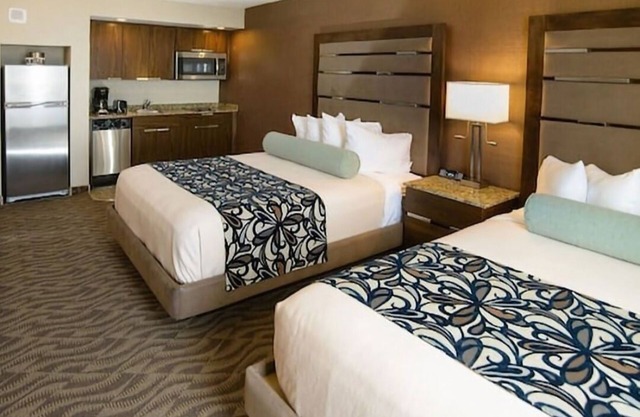 Relaxing, Amenity Full, Boardwalk Studio w/pool & hot tub -mins from the beach!