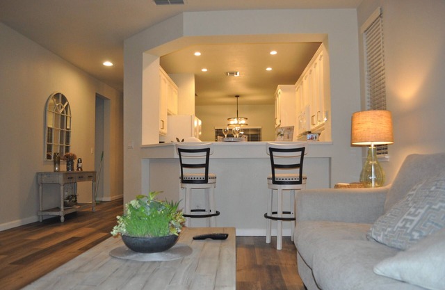 Relaxing and quite farmhouse style in Roseville. 1 mile from Aquatic Complex!
