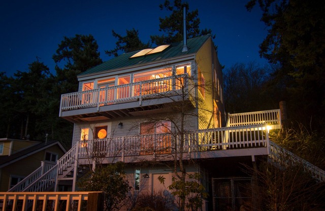 Relaxing beachfront setting to watch wildlife and tides! Kayaks & fun included!