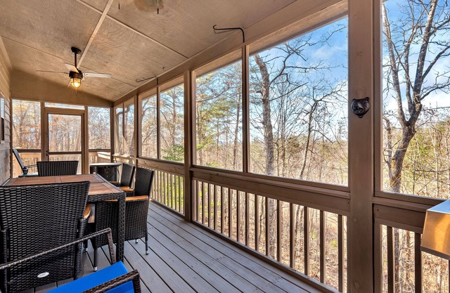 Relaxing Cabin-Fireplace-Hot Tub-Game Room