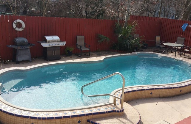 Relaxing Condo in Beautiful Downtown Savannah with POOL!