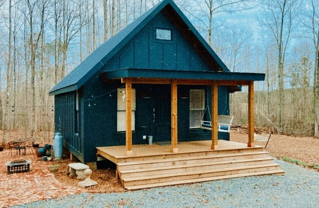 Relaxing cottage in the woods just minutes from wineries,hiking,restaurants!
