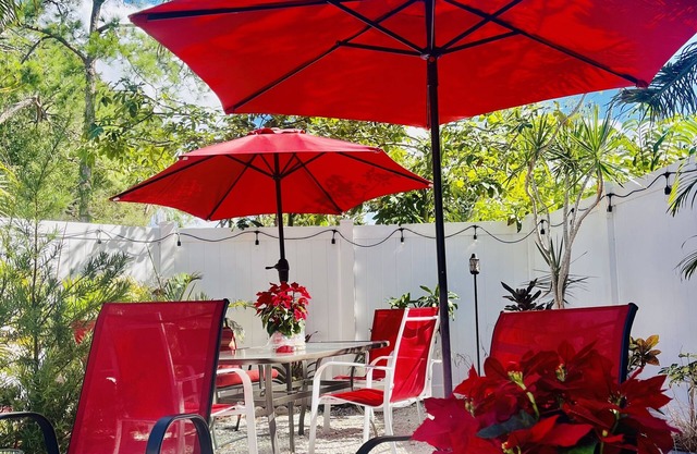 Relaxing Downtown SRQChristian Cottage. 2 bedrooms 2 FULL bathrooms.