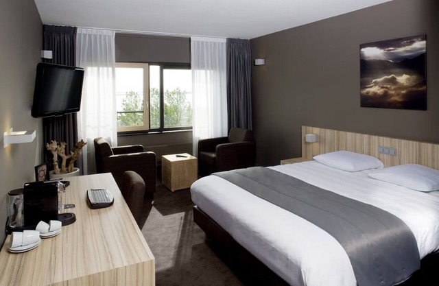 Relaxing Escape Near Attractions with Indoor Pool and Parking