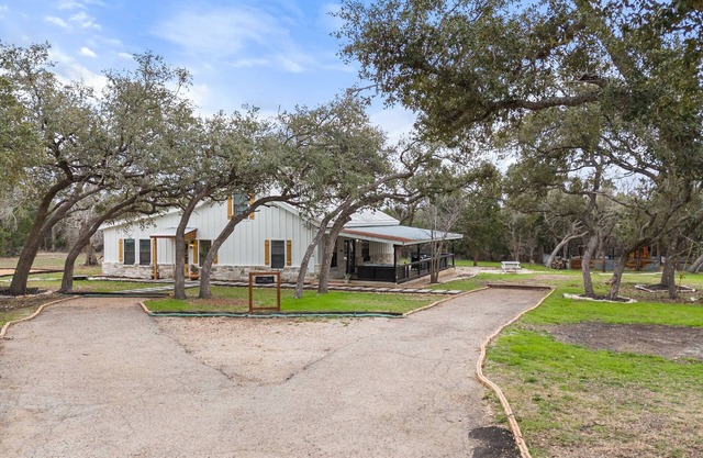 Relaxing family friendly farmhouse minutes from the shops at Wimberley square!