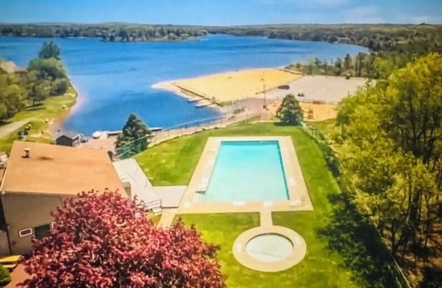 Relaxing & Fun-Pet Friendly -game area-2 decks-BBQ. Walk to lake, beach & pool!