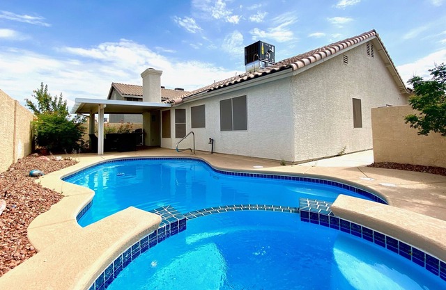 Relaxing getaway in Henderson *near lake mead* HEATED POOL/SPA with bbq grill