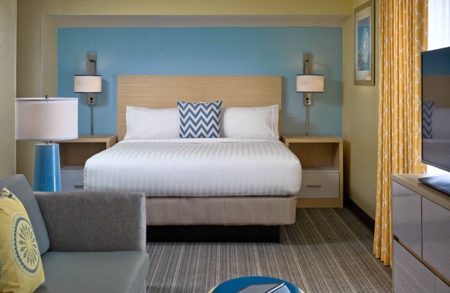 Relaxing Getaway in Newark! Swimming Pool, Free Breakfast & Parking Available!