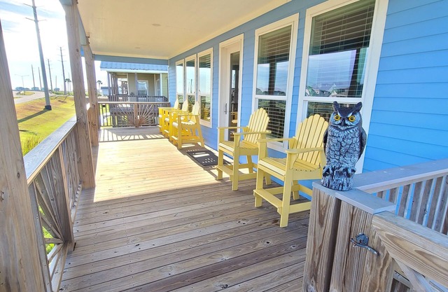 Relaxing getaway with beautiful views. Close and easy access to beach/pool.