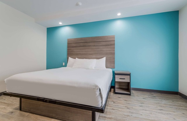 Relaxing Hideaway to Katy! FREE BFast & Parking, Near Leonard E. Merrell Center!