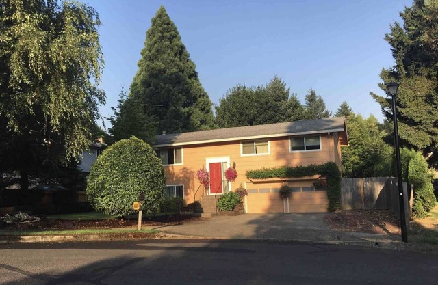 Relaxing Home West Linn Fencd Yard Walk to Restaurants 20 Min Dtown Portland Pet