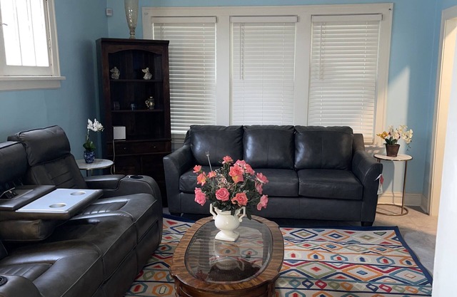 Relaxing hot and beautiful 4 bed, 2 baths in peaceful area