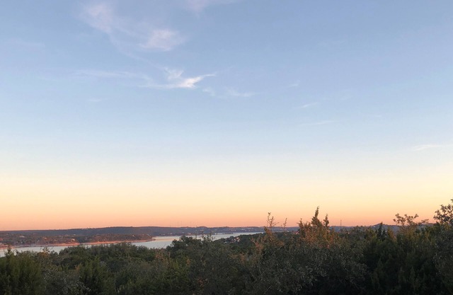 Relaxing Lake Condo Getaway! Enjoy a Fantasic Lakeview for a little R&R