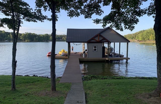 Relaxing Lake Escape with sauna on the dock !