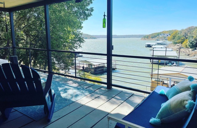 Relaxing lake house on Lake Bridgeport with private boat dock