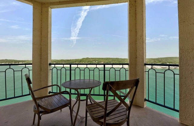 Relaxing & Luxurious Condo with Amazing Lake Views