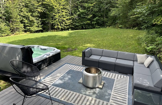 Relaxing mountain setting w/private hot tub, 5 minutes to Okemo. Pet friendly!