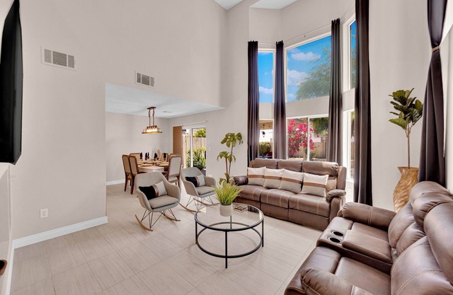 Relaxing Retreat 3-bedroom house 15min to Strip