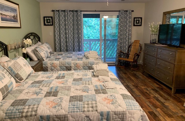 RELAXING RETREAT ALONG THE BANK OF THE JAMES RIVER!